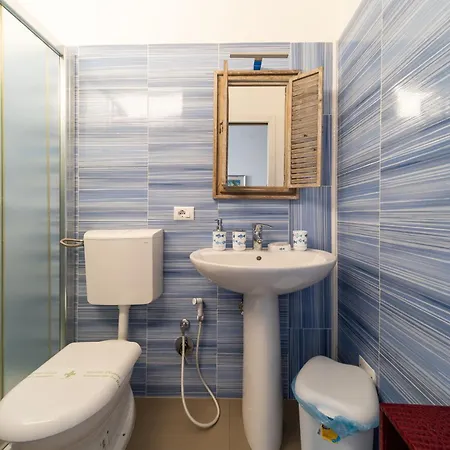 Sea Garden - לינה וארוחת בוקר 4*