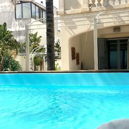 Sea Garden - לינה וארוחת בוקר
